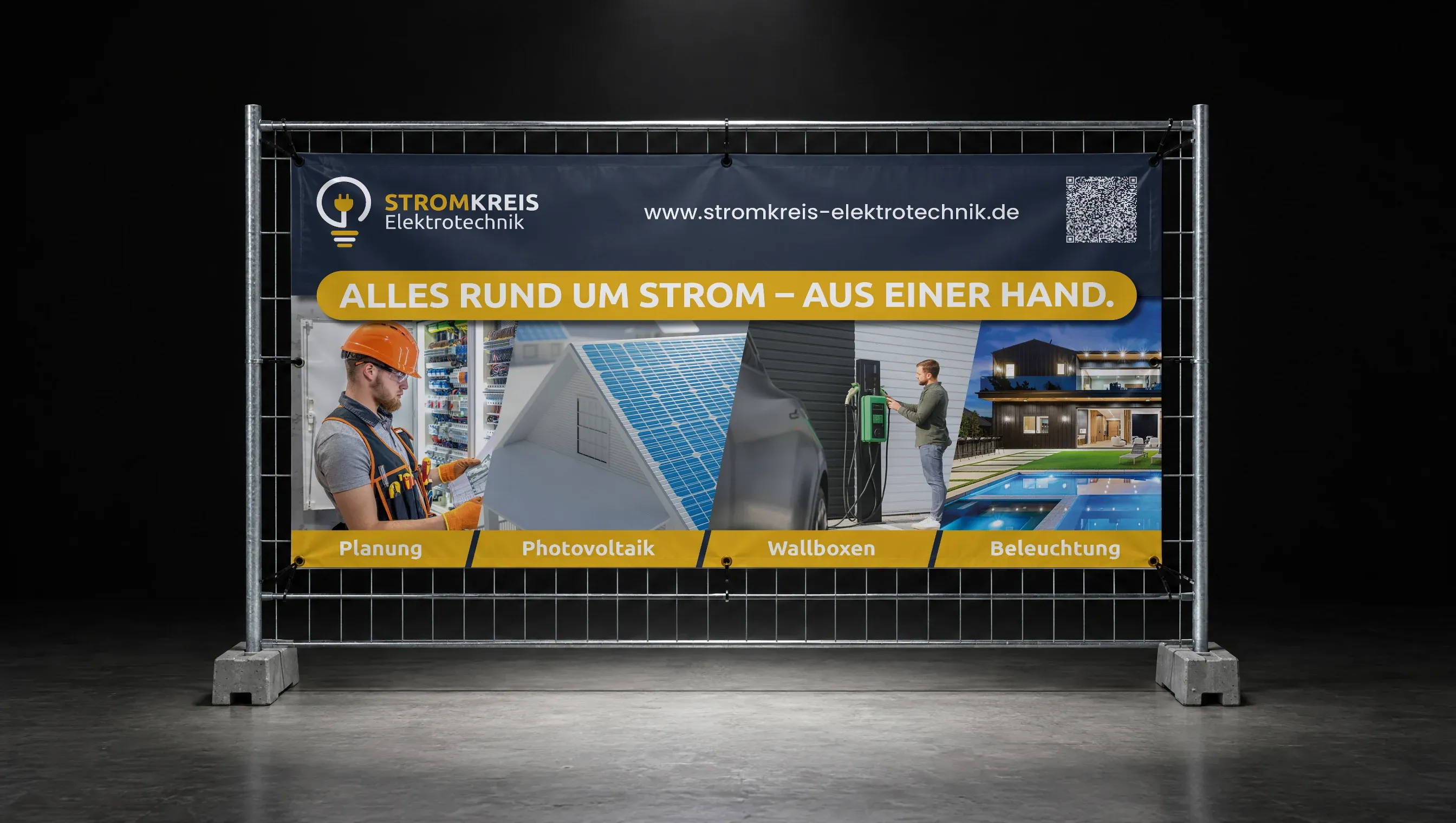 Ein Bauzaunfeld steht im Lichtkegel eines dunklen Studios, daran das Banner von Stromkreis Elektrotechnik mit Planung, Photovoltaik, Wallboxen und Beleuchtung