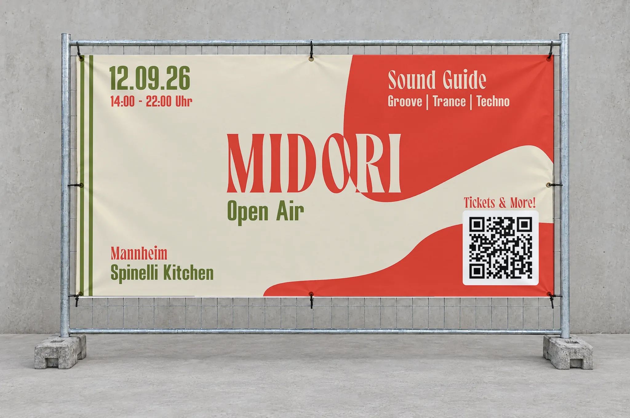 Das Bauzaunbanner von Midori Open Air in Rot und Creme an einem Bauzaun vor einer Betonwand