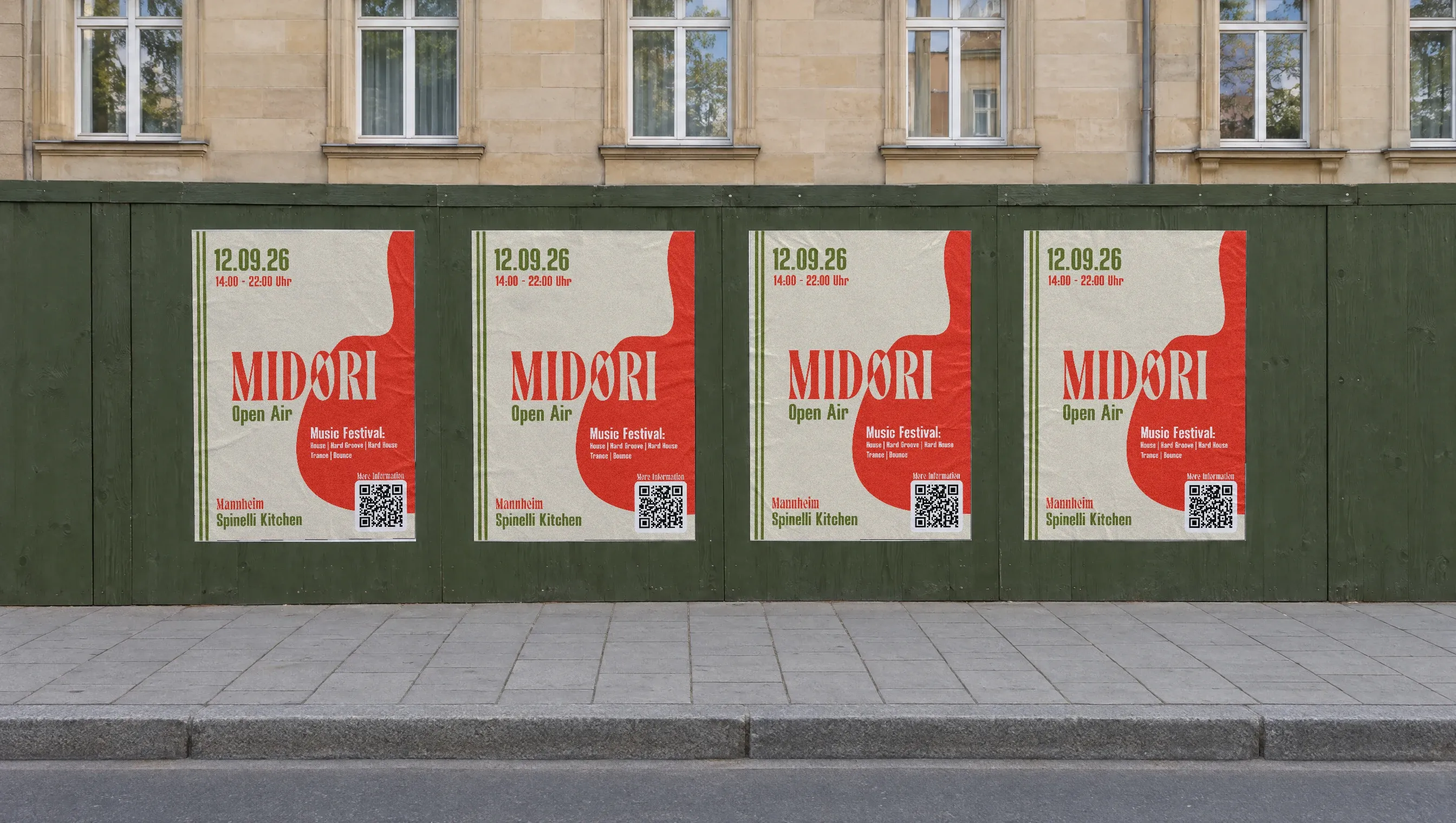 Vier Plakate von Midori Open Air an einer grünen Bauwand vor einem Sandsteinhaus in Mannheim