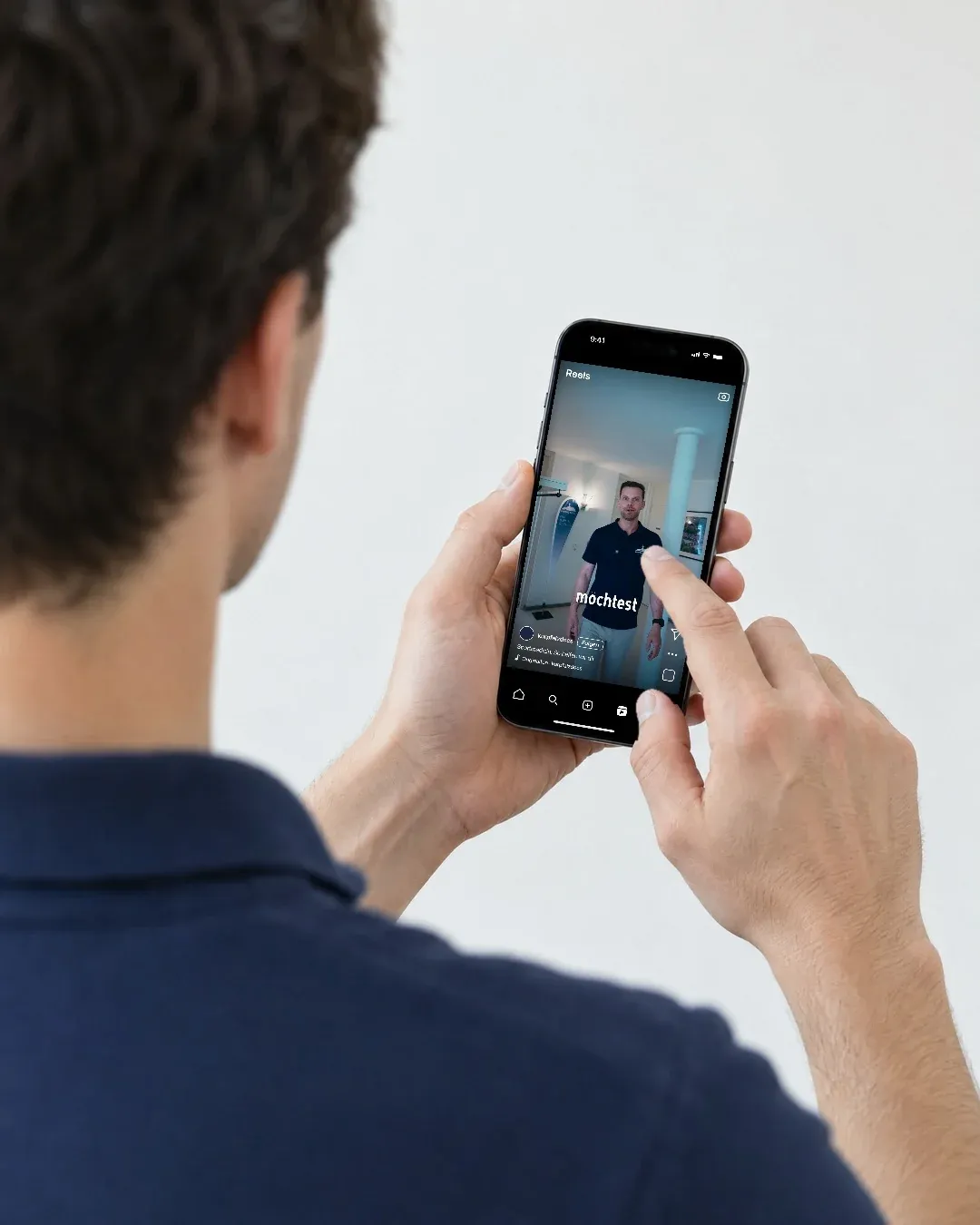 Blick über die Schulter auf ein Handy, auf dem ein Reel von Kurpfalz Docs läuft