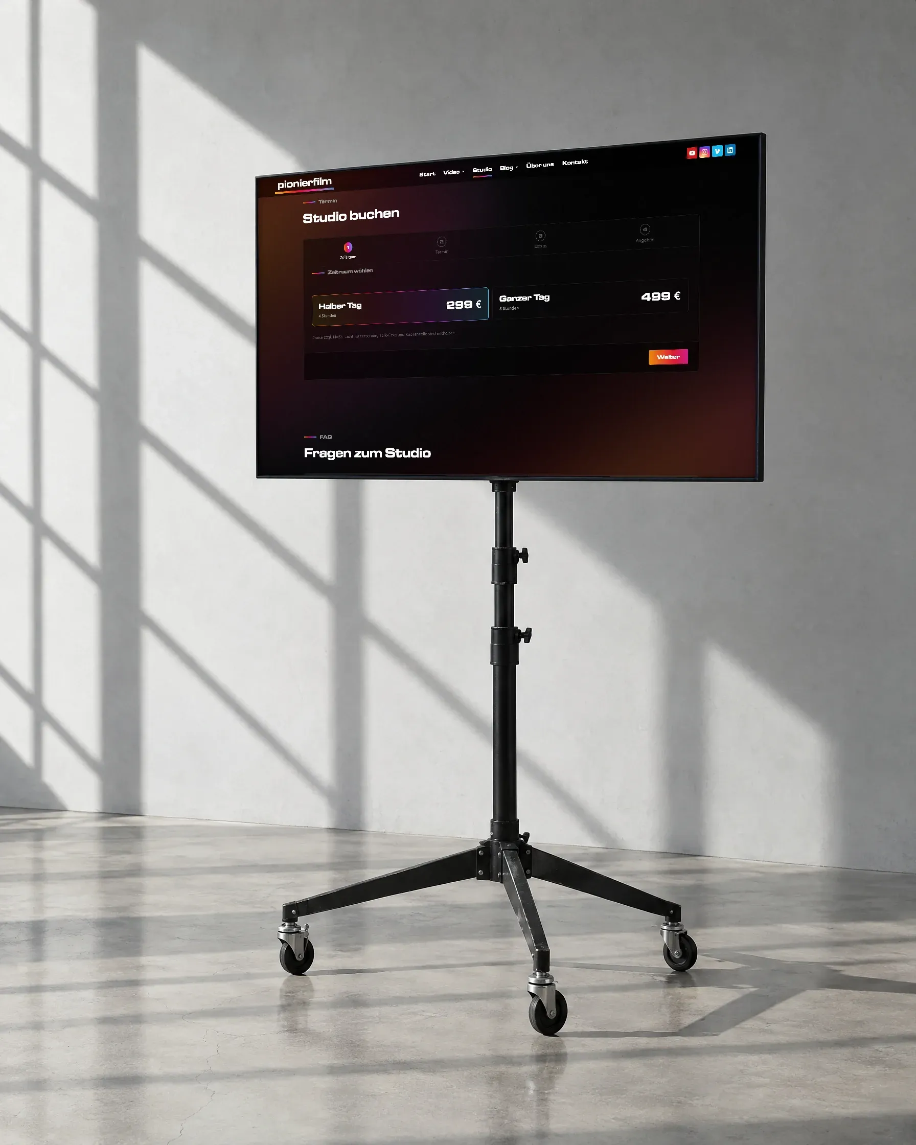 Ein Bildschirm auf einem Rollstativ im Filmstudio zeigt die Studiobuchung von Pionierfilm