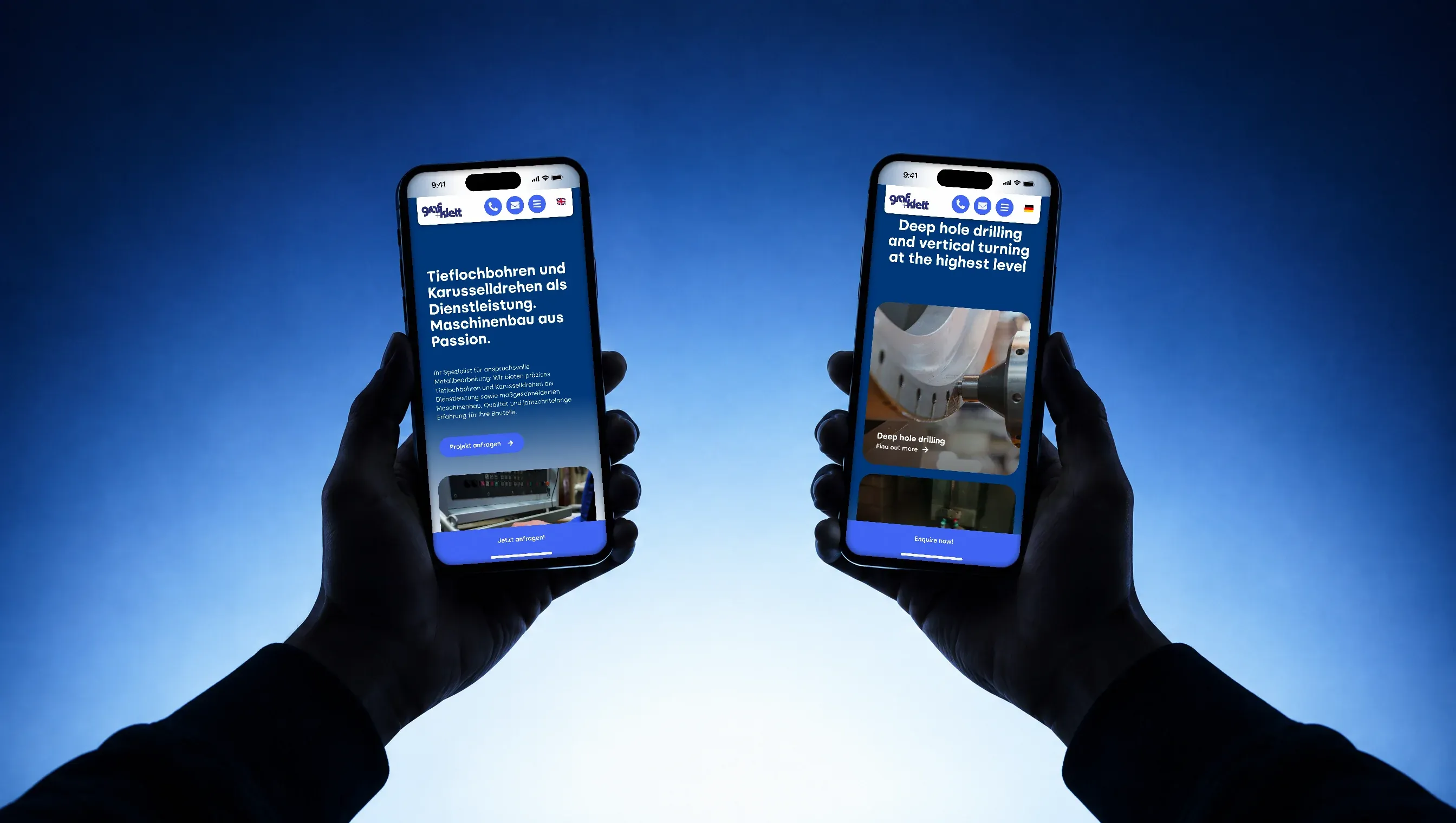 Zwei Hände halten vor blauem Verlauf je ein Handy hoch, links die Startseite von Graf + Klett, rechts die englische Fassung mit dem Tieflochbohren