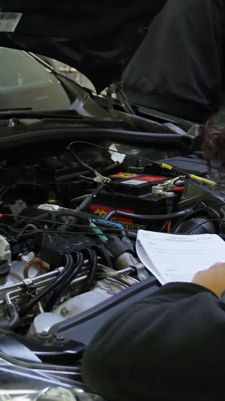 Standbild aus dem Clip der Handwerkskammer Mannheim über das Kfz-Handwerk